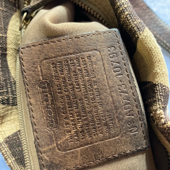 Coach Carly Signature Purse - Picture 9 of 11